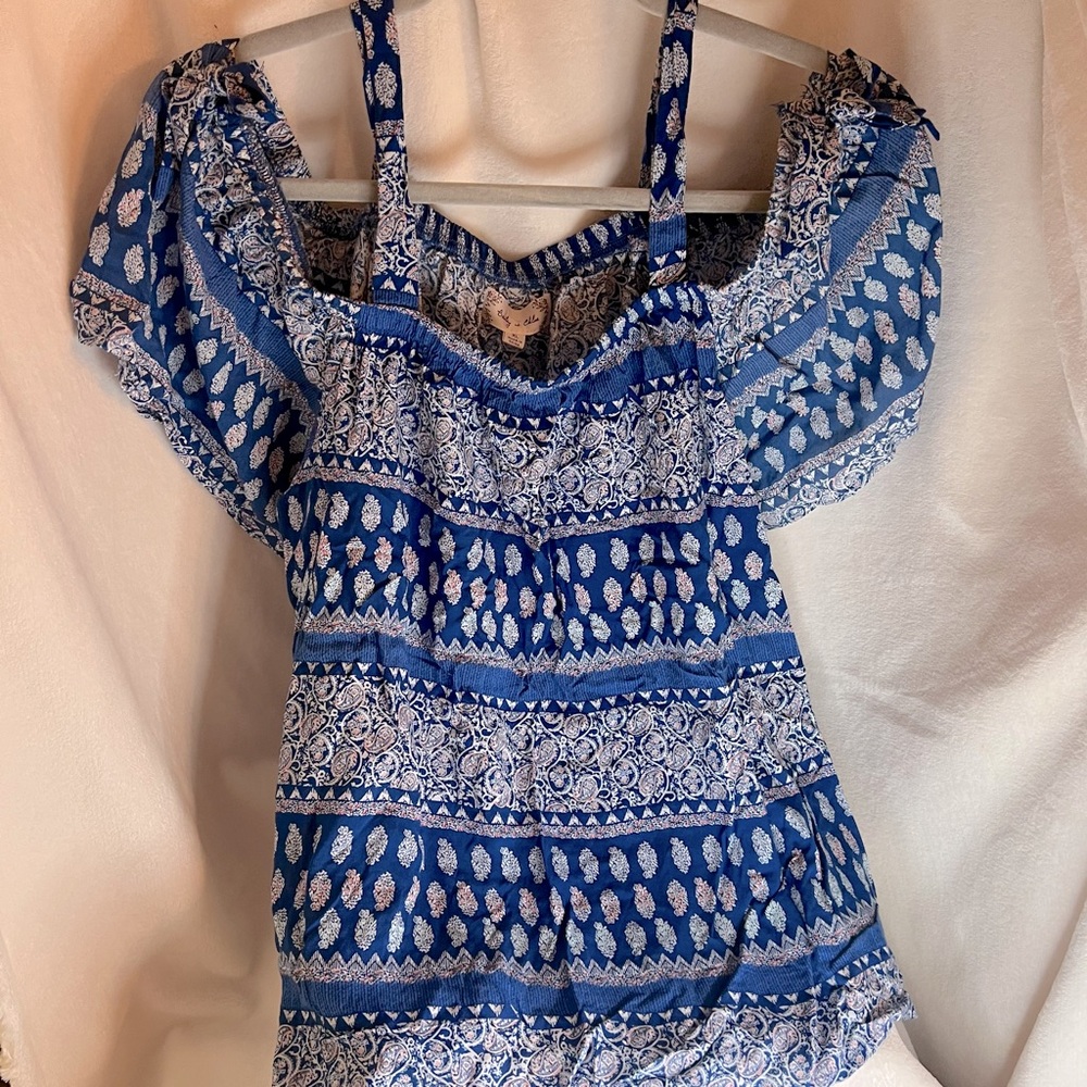 Bailey & Chloe blue abstract print blouse. Size XL